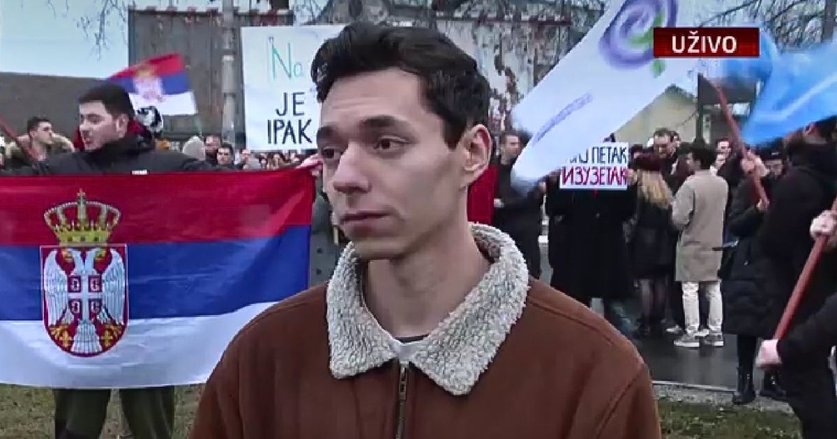 Student: Blokirali smo autobus koji je išao na Vučićev skup, došlo je 60 policajaca