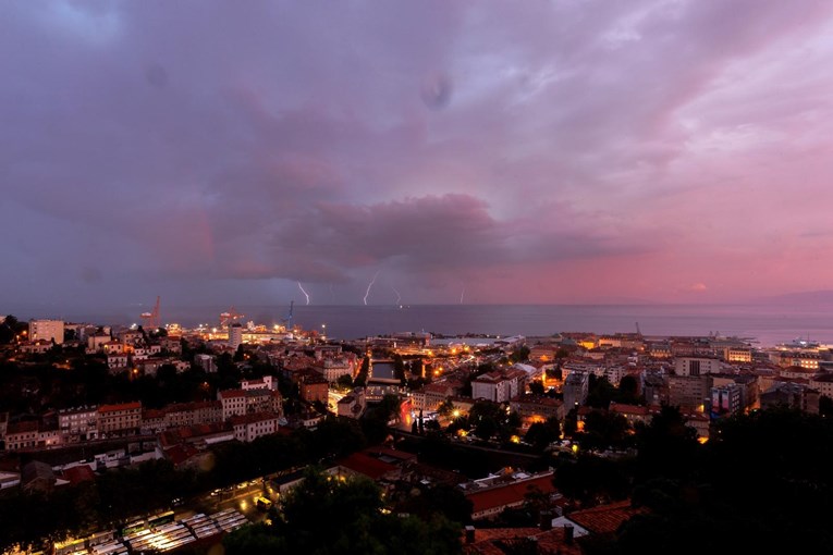 Pljuskovi, grmljavina i olujna bura: Donosimo prognozu i upozorenja za danas i sutra