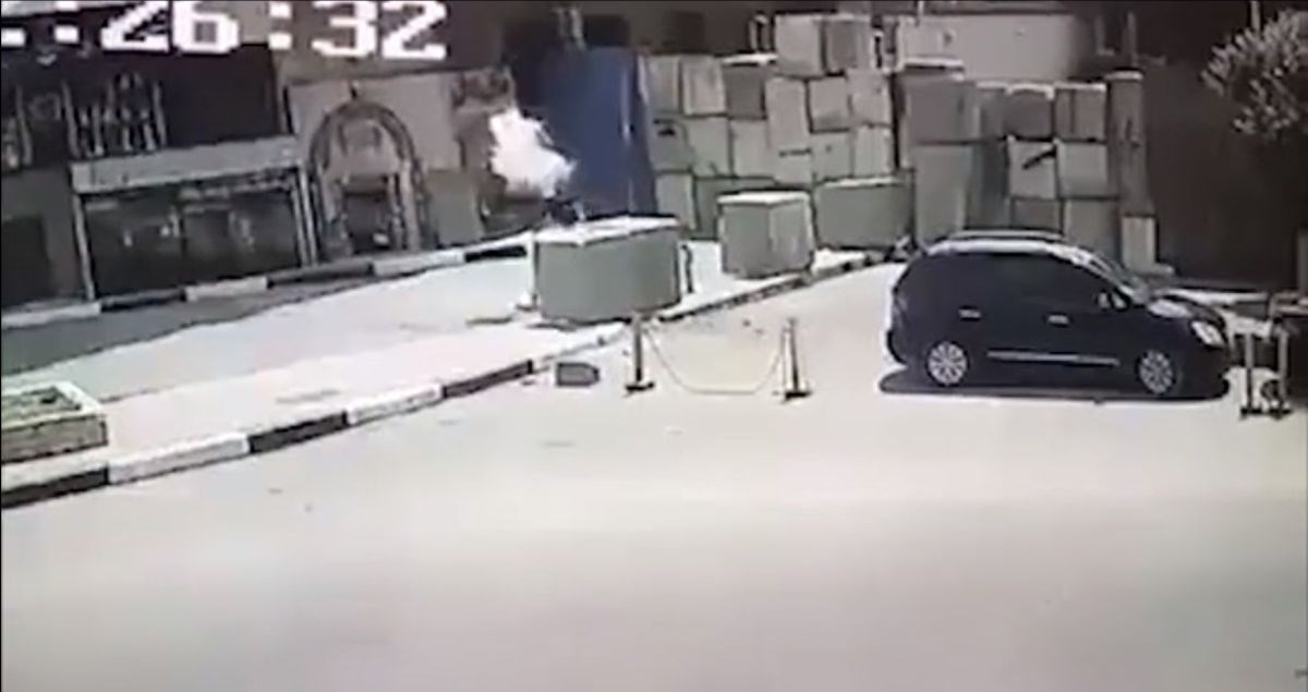 Egipćanin pokušao napasti američko veleposlanstvo, zapalio mu se ruksak