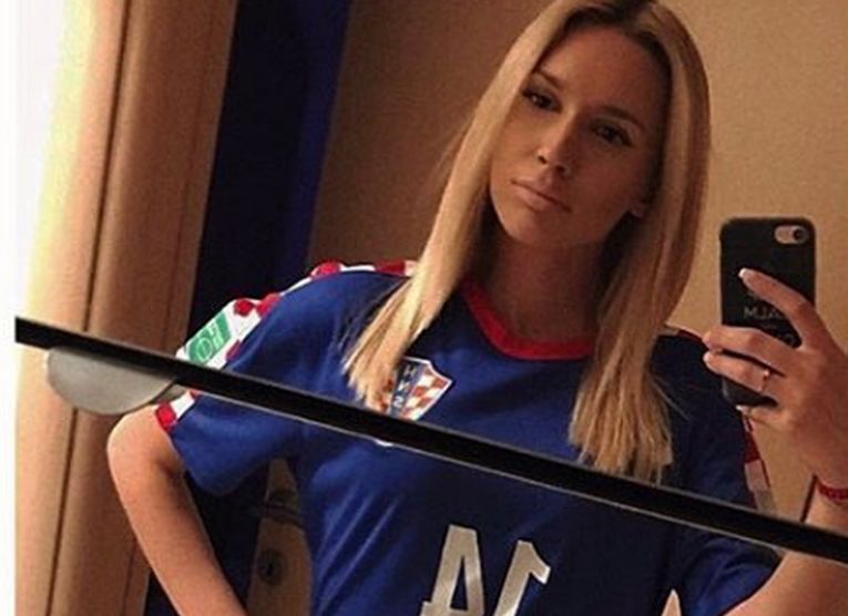 Seksi sestra hrvatskog reprezentativca pozirala samo u dresu i pokazala kako navija za brata