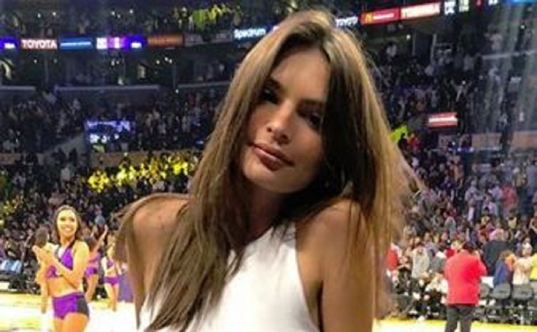 Emily Ratajkowski na utakmicu Lakersa došla je bez grudnjaka