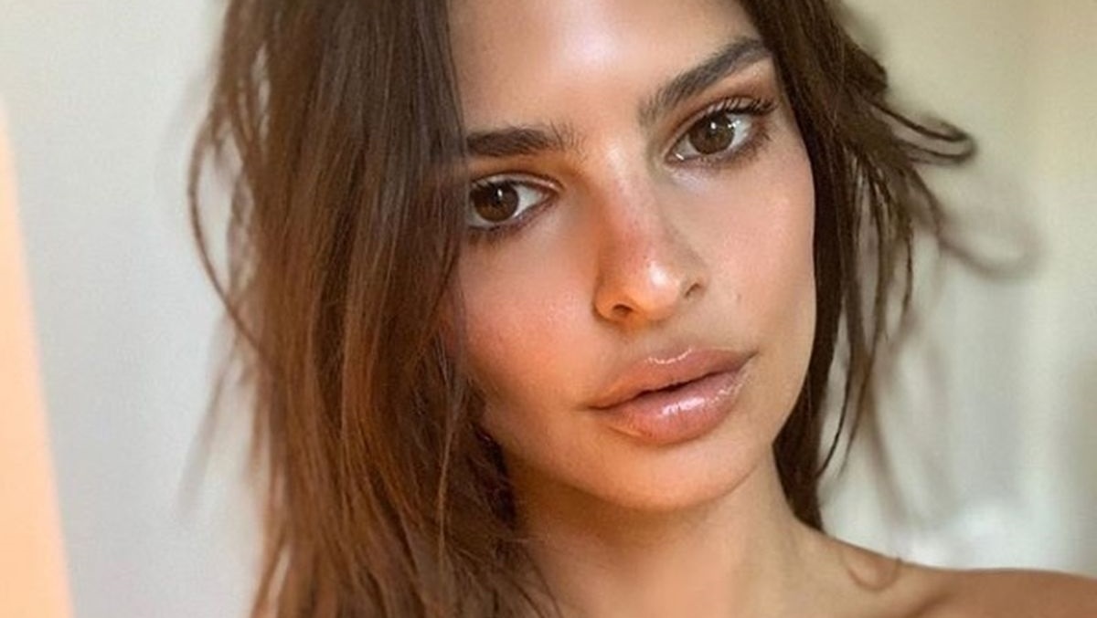 Ova fotka golišave Emily Ratajkowski u kupaonici skupila je 400.000 lajkova