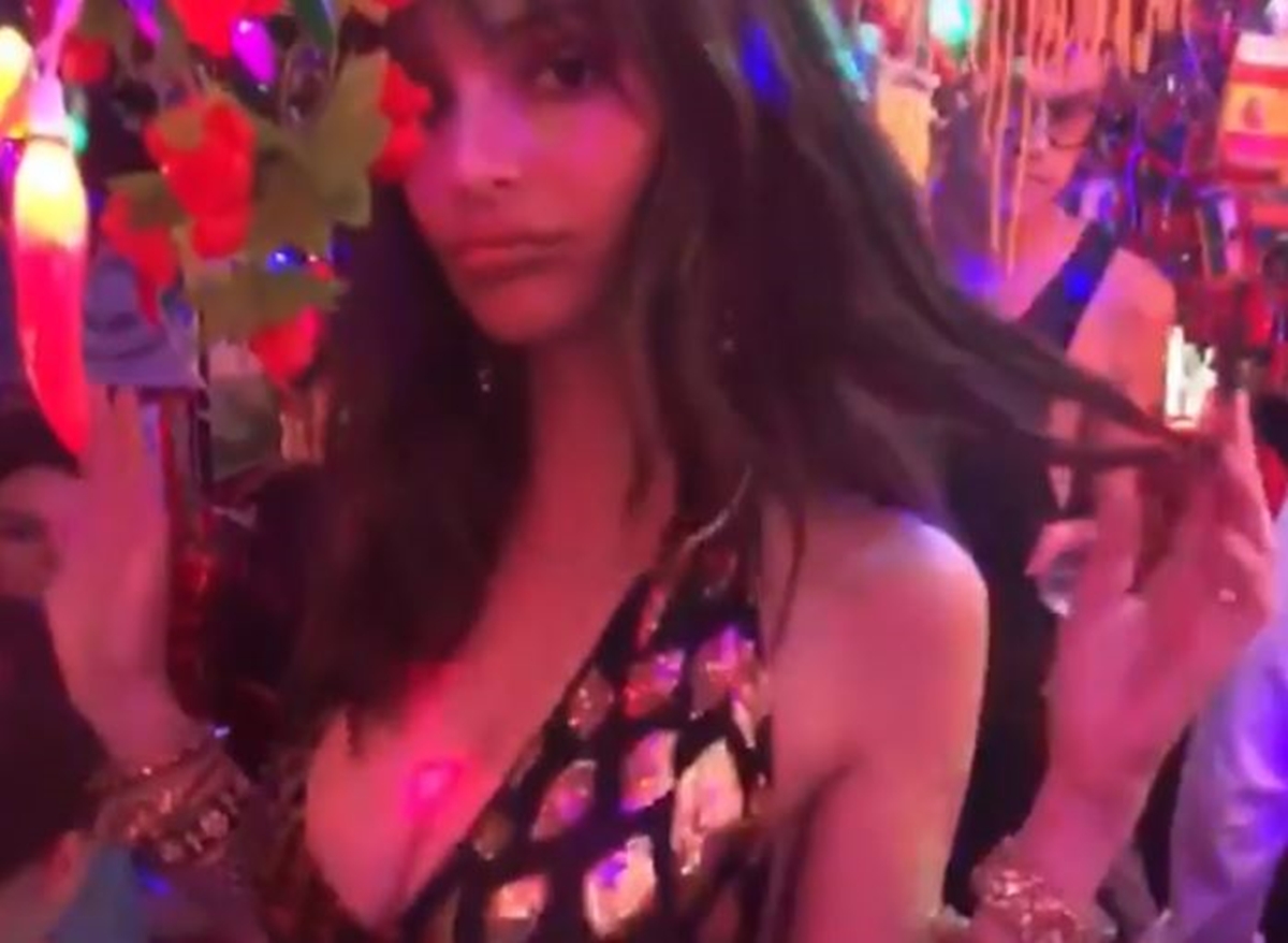 Emily Ratajkowski objavila seksi video, ali fanovima je tu nešto čudno