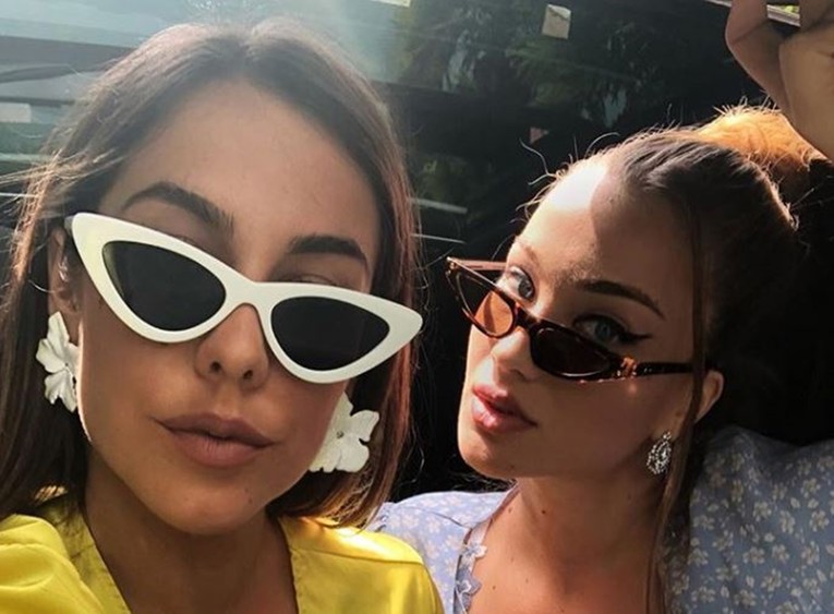 Izabel Kovačić pozirala sa zgodnom frendicom i pokazala dekolte
