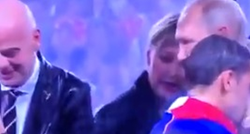 VIDEO Ukrala je? Žena strpala zlatnu medalju u džep Putinu iza leđa