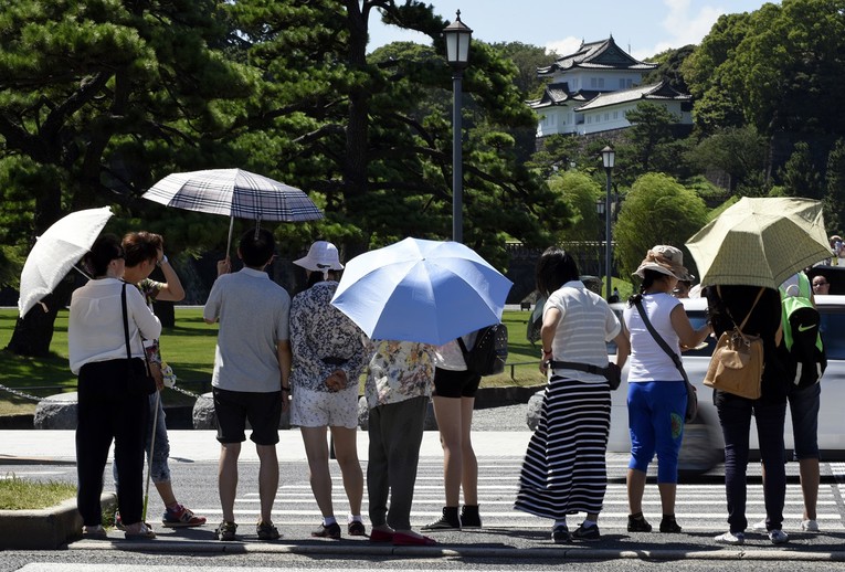U Japanu muškarcima dijele suncobrane zbog strašnih vrućina