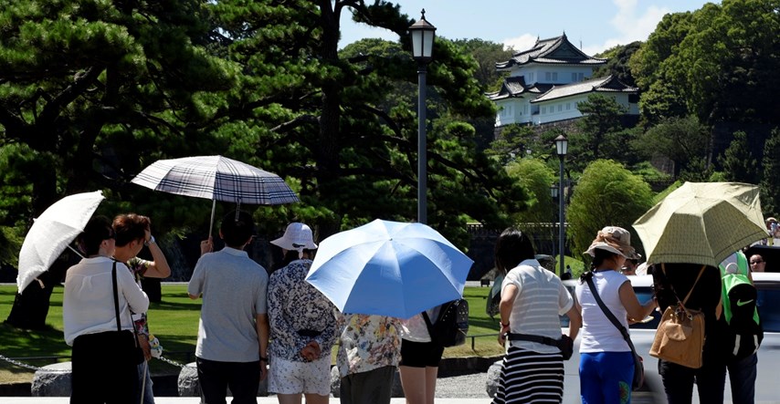 U Japanu muškarcima dijele suncobrane zbog strašnih vrućina