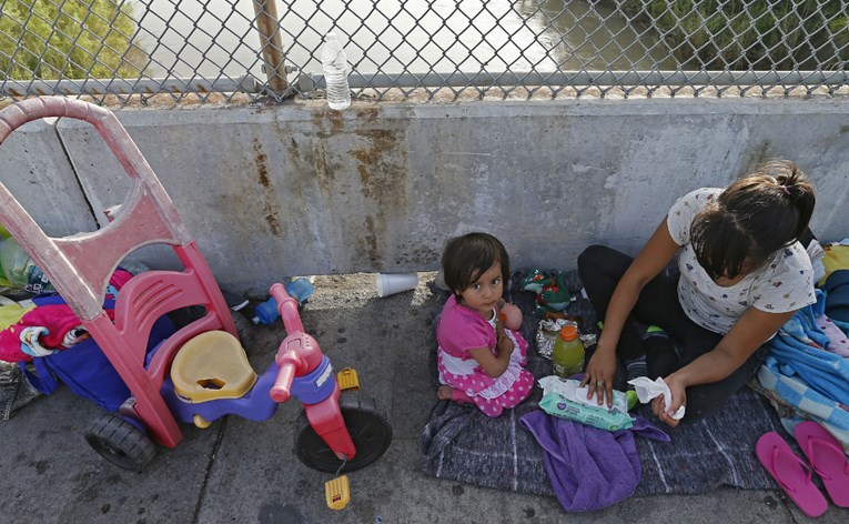 SAD želi smjestiti 5000 djece migranata u vojne objekte