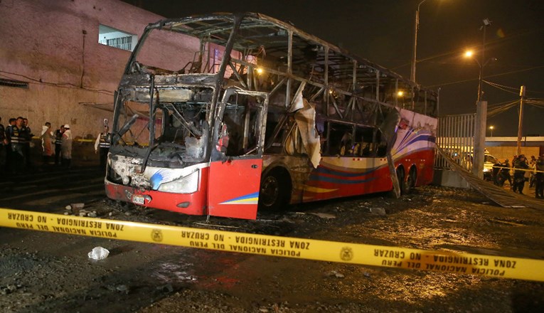 Najmanje dvadeset ljudi poginulo u zapaljenom autobusu u Peruu