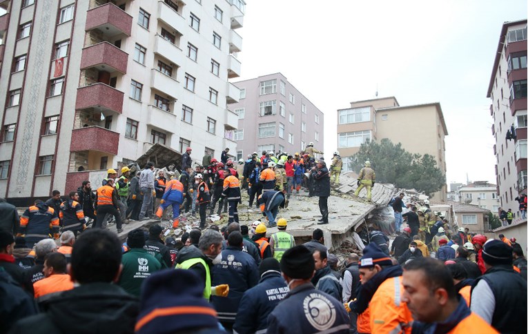 FOTO Srušila se zgrada u Istanbulu. Jedna osoba poginula, traga se za nestalima