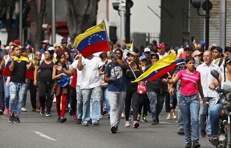 Kaos u Venezueli: Pobuna na ulicama, Maduro protjeruje diplomate