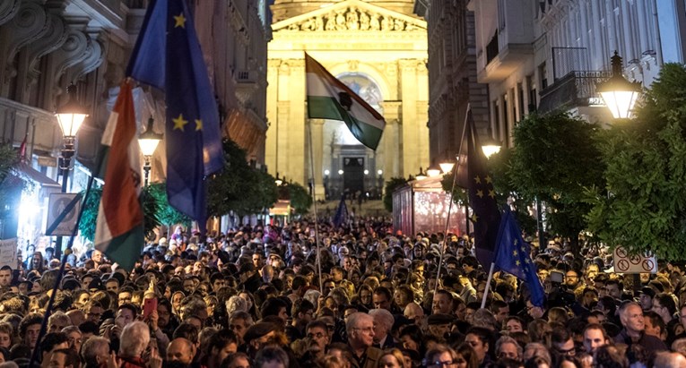 Tisuće ljudi u Budimpešti prosvjeduju zbog izbacivanja Sorosevog sveučilišta
