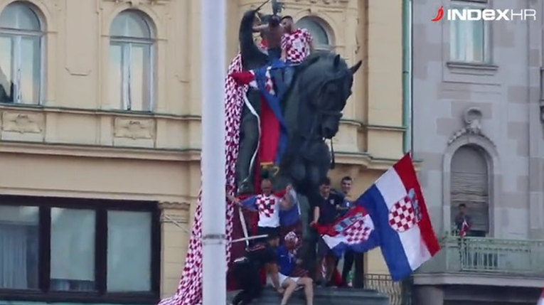 Zagrebački navijači se popeli na kip bana Jelačića nakon utakmice