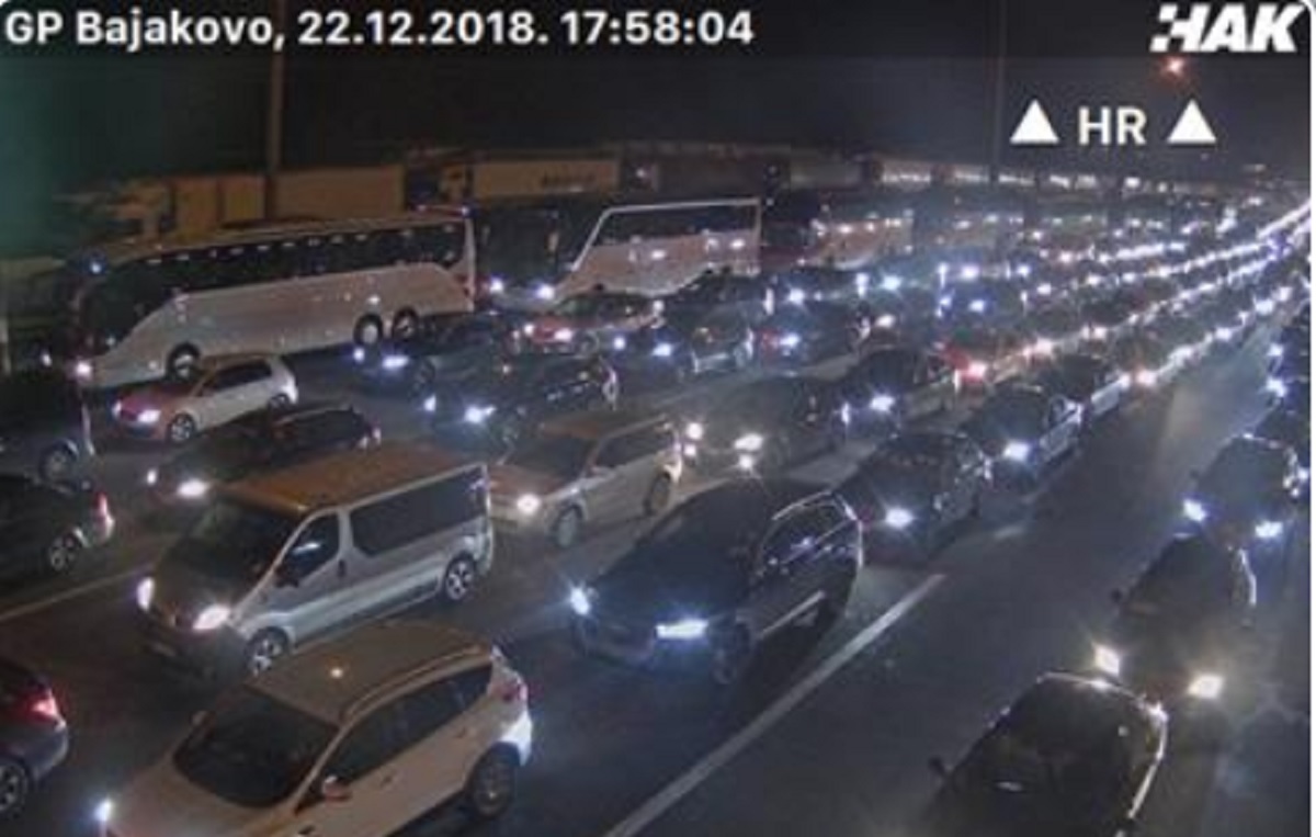 Krenule velike gužve na autocestama, kilometarske kolone na granici