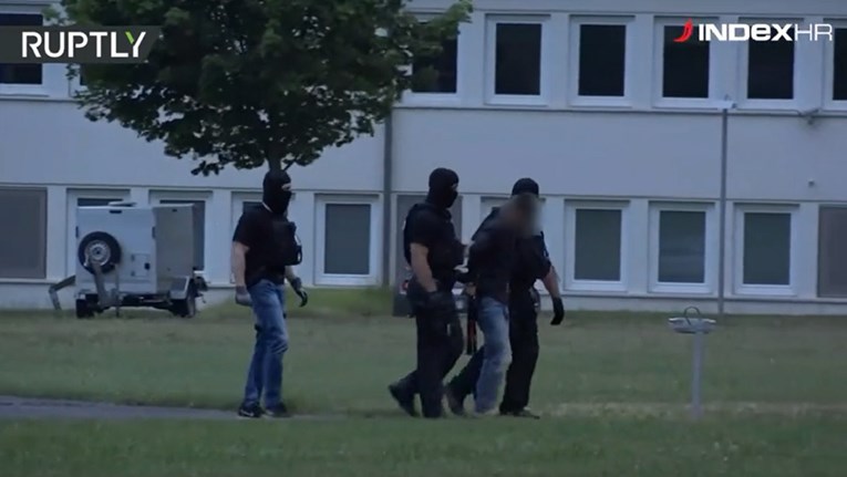 Migrant osumnjičen da je silovao i ubio djevojčicu izručen Njemačkoj, pogledajte snimku uhićenja