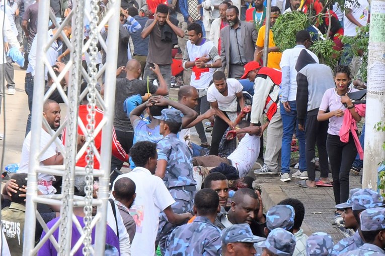U napadu na skup etiopskog premijera poginula je jedna osoba, ranjene 132