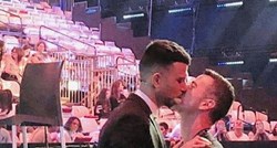 Kamere uhvatile voditelja Eurosonga u strastvenom poljupcu s mužem