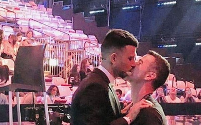 Kamere uhvatile voditelja Eurosonga u strastvenom poljupcu s mužem