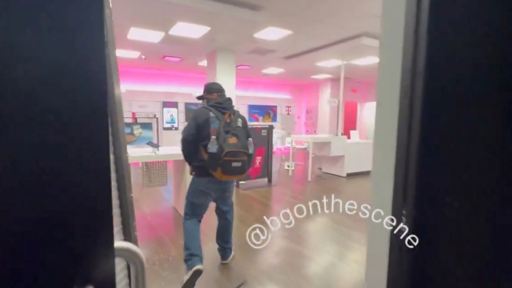 VIDEO Prosvjednici u LA-u pljačkaju poslovnicu T-mobilea, ukrali i plišanog medvjeda