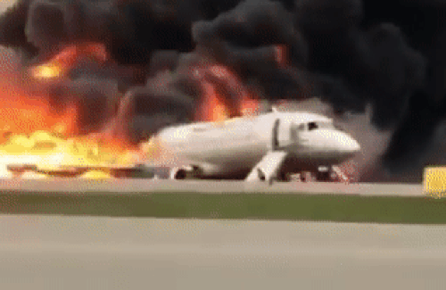 VIDEO Avion prisilno sletio na moskovski aerodrom pa se zapalio