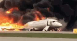 VIDEO Avion prisilno sletio na moskovski aerodrom pa se zapalio