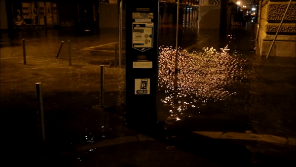 VIDEO Rijeka pod vodom, u Zadru srušeno drveće, u Splitu ogromni valovi