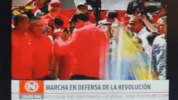 VIDEO Dvoje mrtvih na granici. Maduro pleše, a vojnici i prosvjednici ratuju