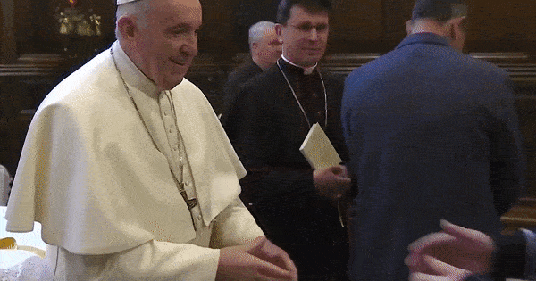 Papa objasnio zašto nije dao da mu se ljubi ruka