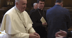 Papa objasnio zašto nije dao da mu se ljubi ruka