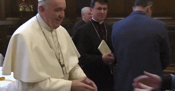 Širi se snimka Pape koji ne dopušta da mu se ljubi prsten