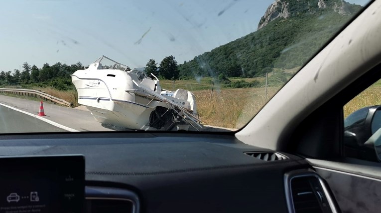 Brod skliznuo s prikolice na autocesti A1, stvorila se gužva