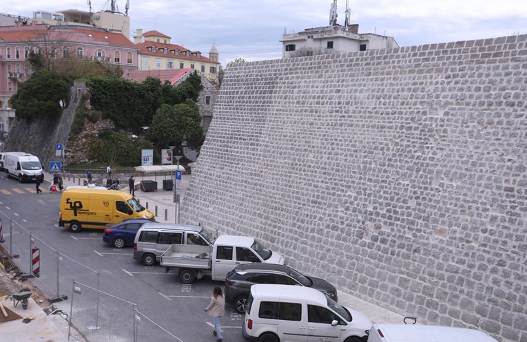 Maloljetnik u Splitu se napio pa pao sa zida. U bolnici je