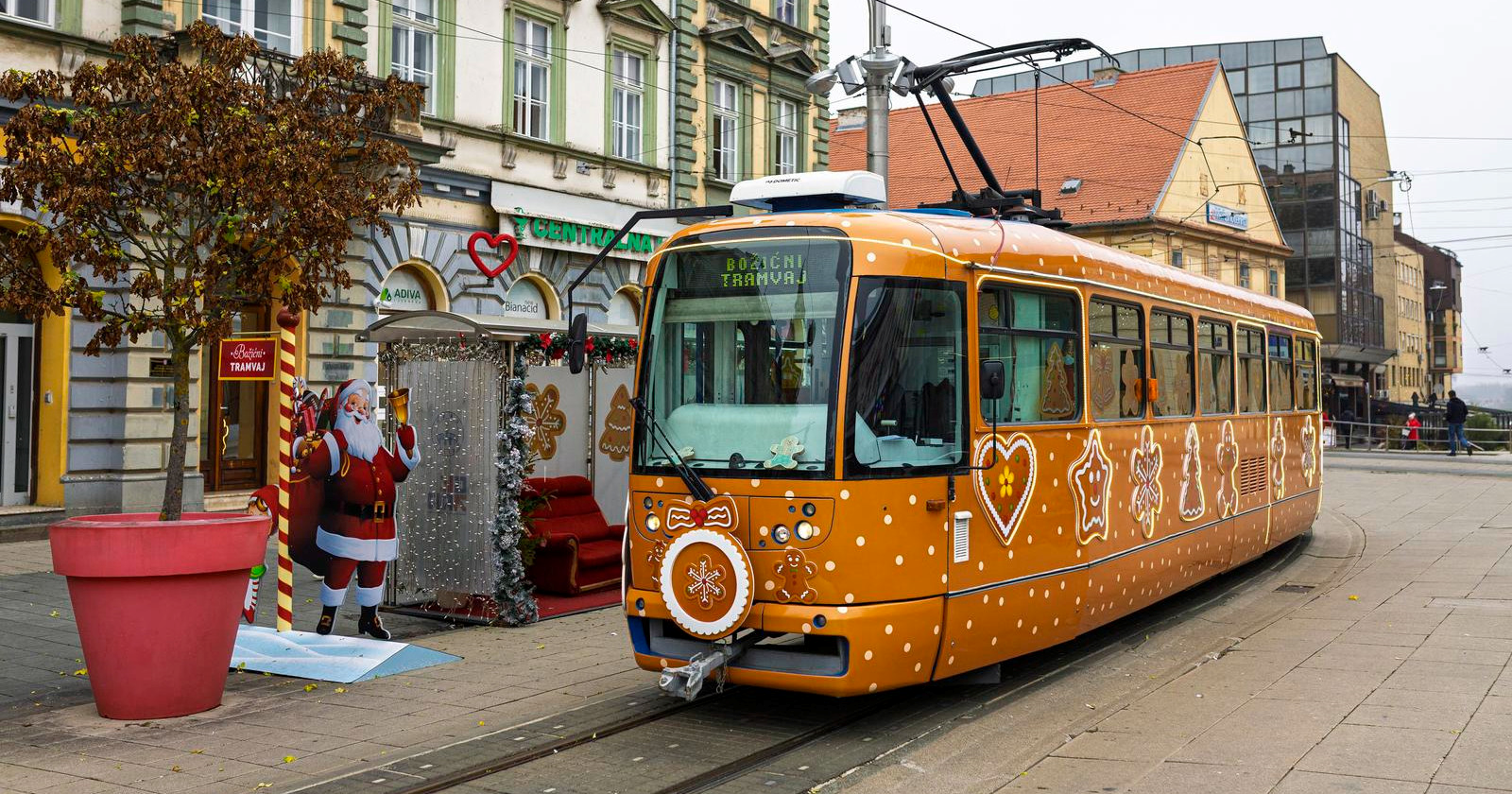 FOTO Ovogodišnji božićni tramvaj u Osijeku je baš cute 😍