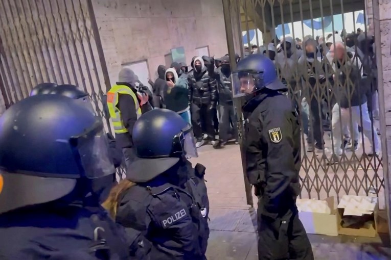 VIDEO Veliki neredi na utakmici u Berlinu. Ozlijeđeno preko 50 ljudi