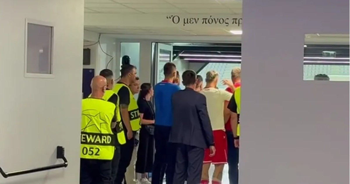 Srpski medij: Igrač Zvezde pretučen na tribini, Arnautović zvao na obračun