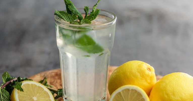 10 načina kako voda s limunom može pomoći u mršavljenju