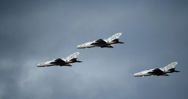 Eskadrila vojnih aviona leti iznad šest županija, moguće probijanje zvučnog zida