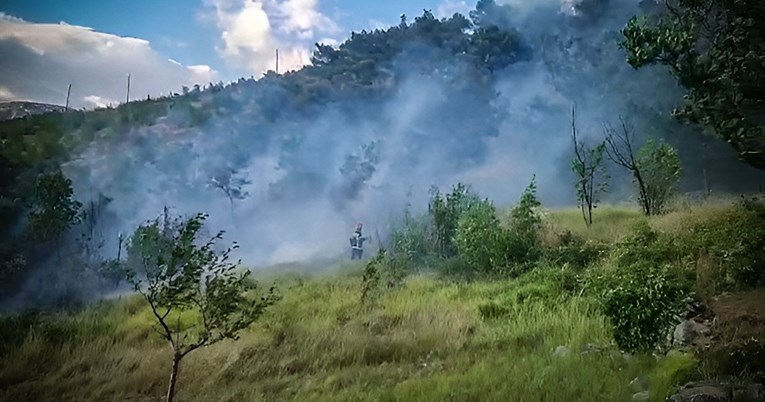 VIDEO Kod Splita izbio požar, gori u blizini kuća, puše jaka bura