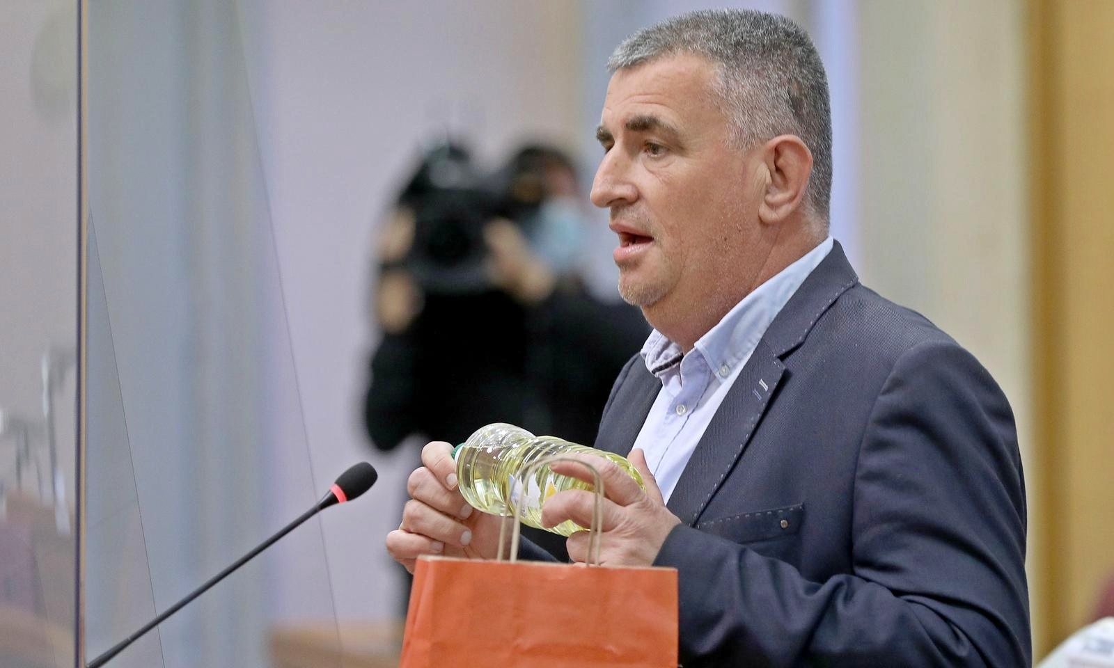 Bulj traži vladu da reagira zbog rasta cijena energenata, pokazivao i bocu ulja