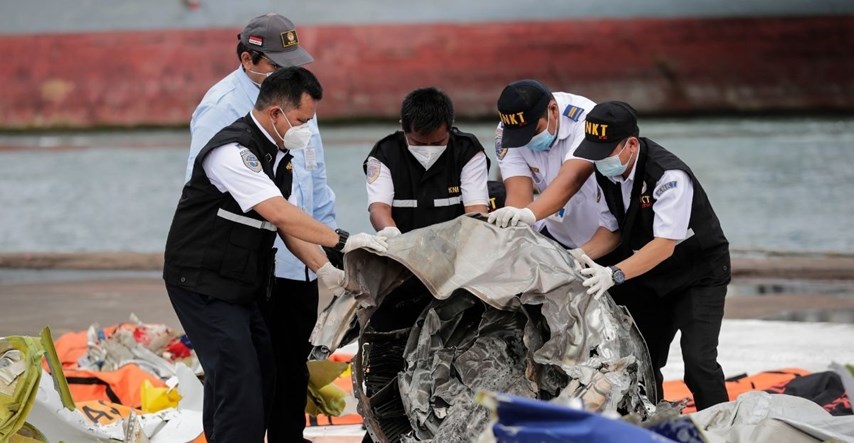 Ronioci pronašli snimač glasa iz kokpita srušenog indonezijskog putničkog aviona