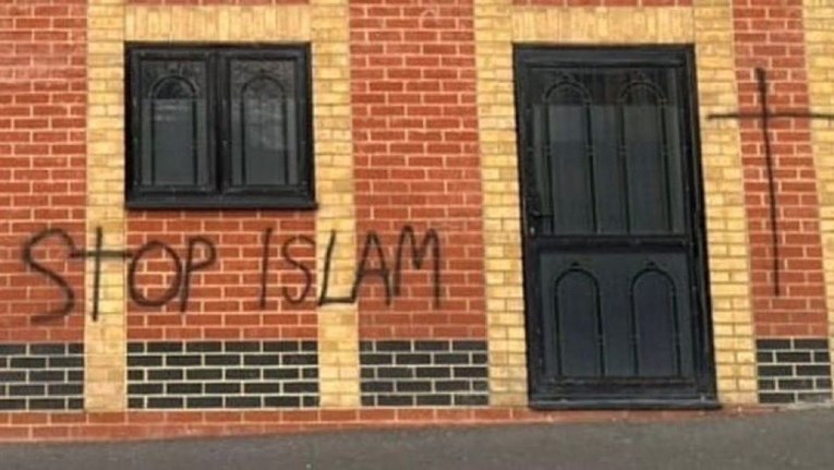 Antimuslimanski grafiti na školama i džamijama u Londonu. Policija: Šokantan zločin