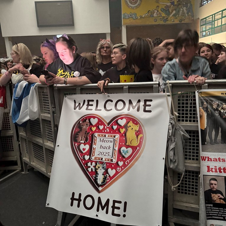 FOTO Publika u Boćarskom domu dočekala Baby Lasagnu sa zanimljivim transparentima