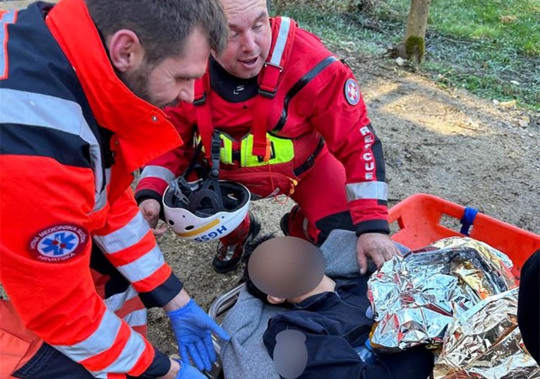 FOTO I VIDEO Spašena dva stranca u Kupi kod Duge Rese, jedan bio u pothlađenom stanju