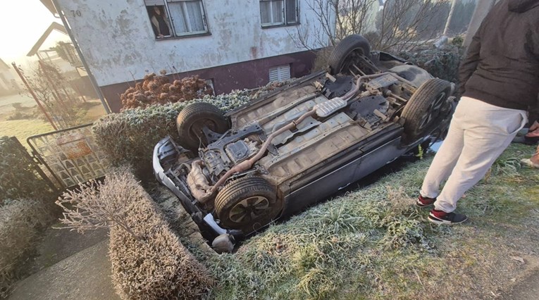 FOTO Kod Ivanić Grada se prevrnuo i sletio u kanal