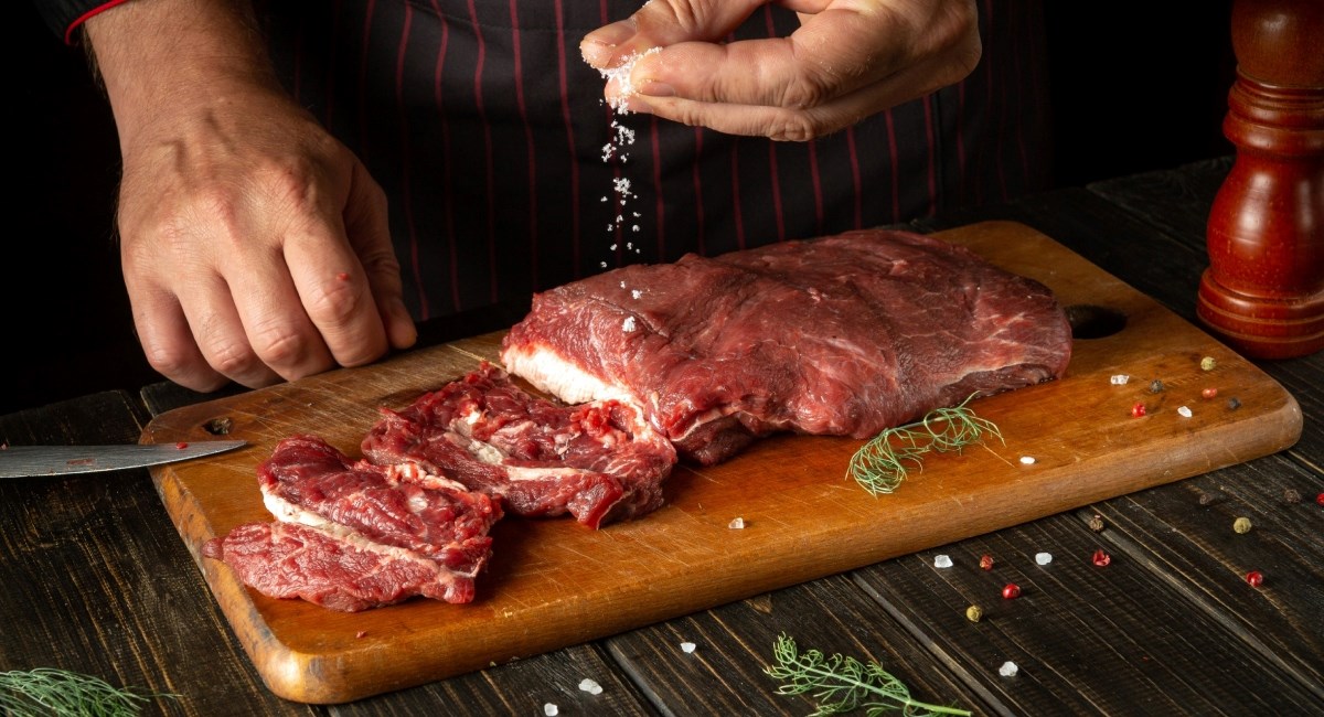 Zašto je suho soljenje najbolja metoda pripreme mesa (i kako se radi)