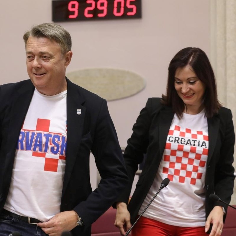 FOTO HDZ-ovci stigli u sabor u hrvatskim majicama