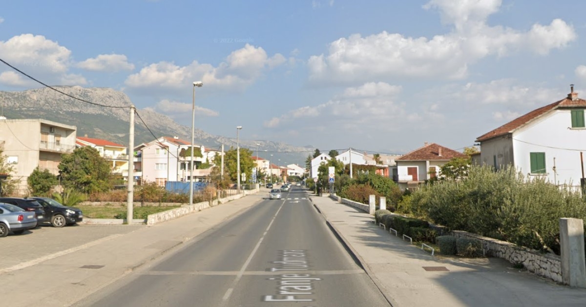U Kaštelima se sudarili auto i kamion za odvoz otpada, jedna osoba ozlijeđena