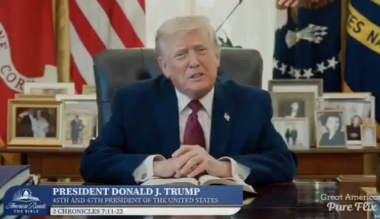 Pogledajte kako Trump čita Bibliju 