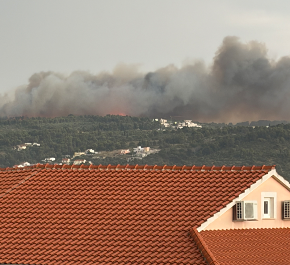 Gori na Čiovu i iznad Orebića