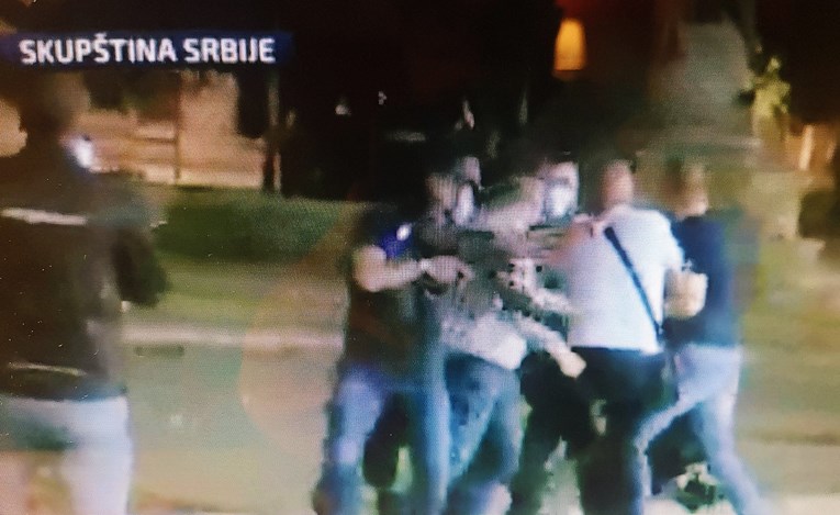 FOTO Policija u civilu ušla među prosvjednike u Beogradu, jedan ima pušku